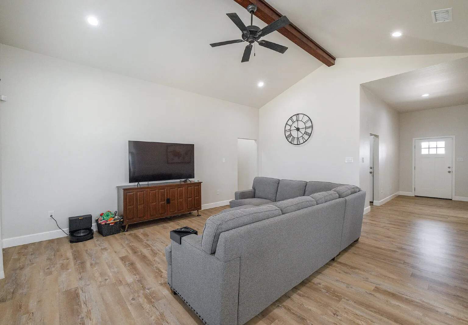 3 bed, 2.0 bath, 1710 sqft, $3,200 — Photo 4