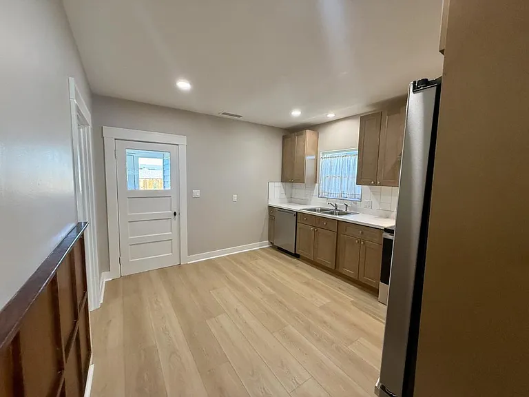 731 River Ave — Photo 3