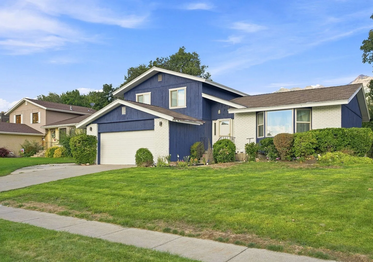 Bright 6 Bed Sandy Home with Mountain Views & Large Backyard!! — Photo 2