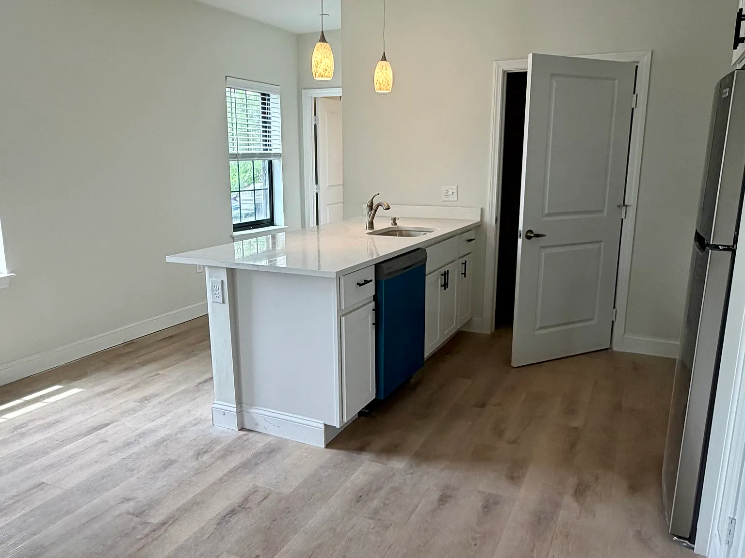 1 bed, 1.0 bath, 730 sqft, $3,350 — Photo 2