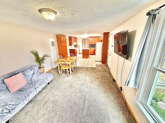 4th image of 802 E 4th St