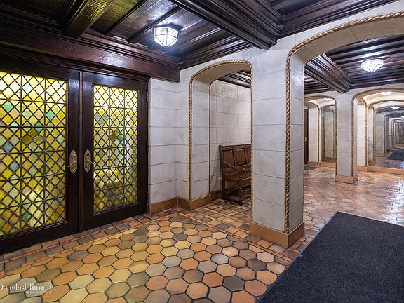 5th image of 321 E 43rd St APT 306