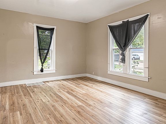 4th image of 327 Stanley St
