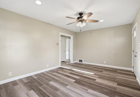 3rd image of 560 Ralston St