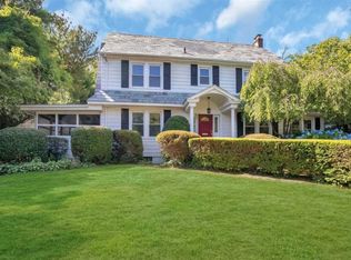 4 Henry St, Great Neck, NY 11023