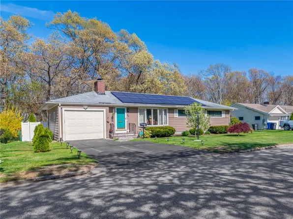 29 Sweetbriar Dr, Cranston, RI 02920