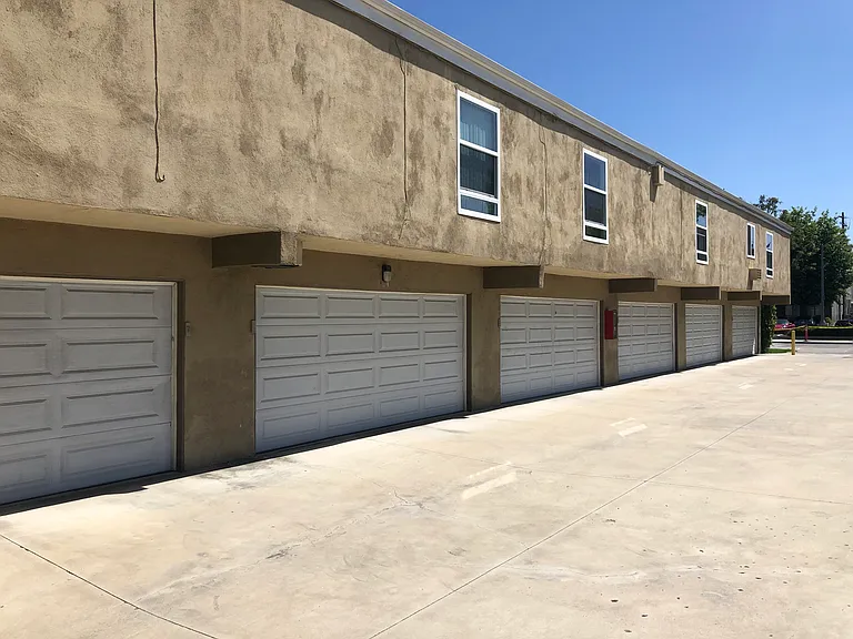 Orange Plaza Villa Apartments — Photo 7