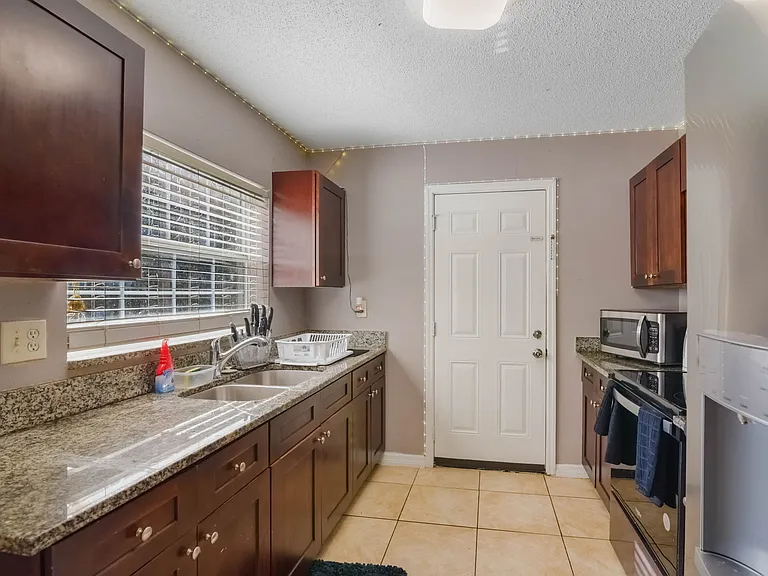 1226 Dewey Ave — Photo 9