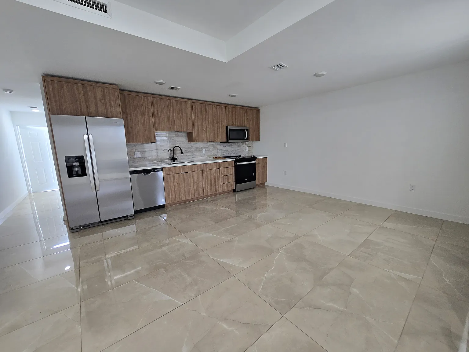 4 bed, 1398 sqft, $2,950 — Photo 2