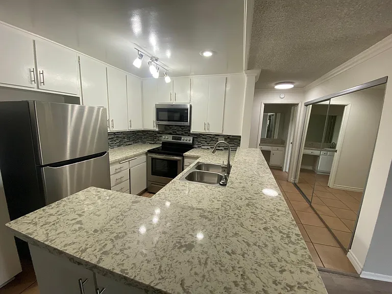 Chateau Garnet Apts. — Photo 5