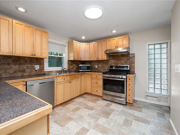 3rd image of 11 Vista Dr