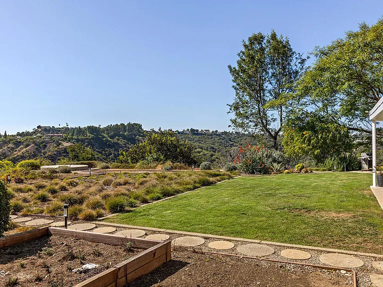 2075 Linda Flora Dr — Photo 4