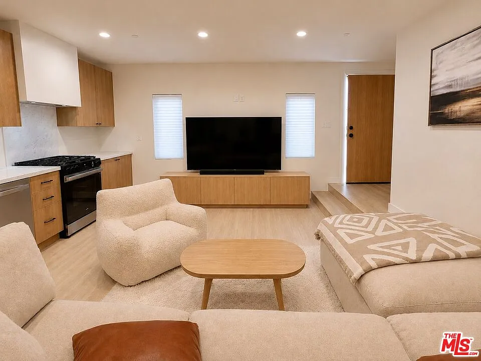 3 bed, 2.0 bath, 1200 sqft, $4,870 — Photo 2