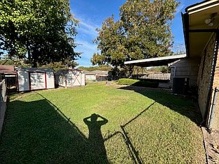 3rd image of 2901 Medina Dr