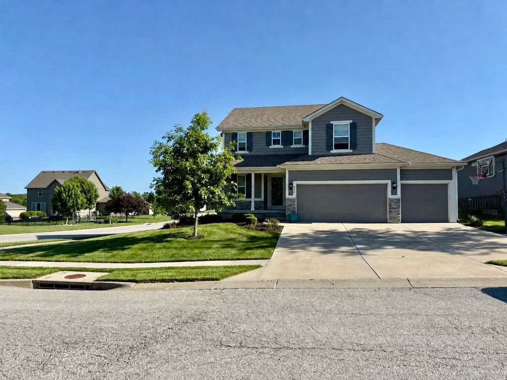 932 SE Scarlet Ct - Property Image