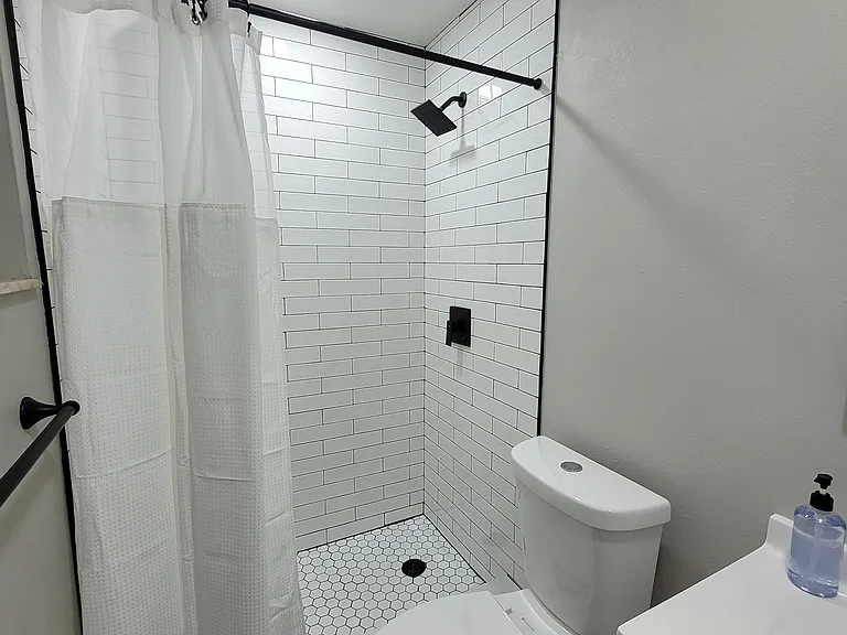 NE 11th Pl — Photo 7