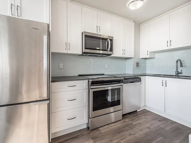350 Douglas St — Photo 13