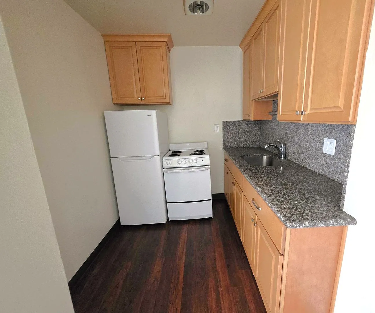 -Newly Remodeled -1-bedroom, 1-bathroom apartment is ready to welcome you home — Photo 3