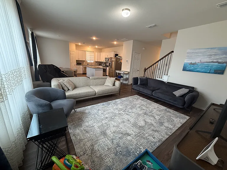 Livingroom, kitchen and diningroom.