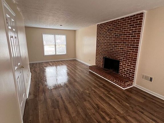 3rd image of 2136 Golfview Dr SE