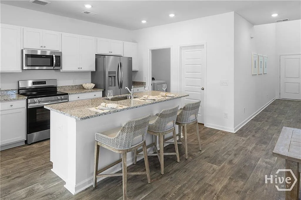 5 bed, 3.5 bath, 2358 sqft, $2,650 — Photo 4
