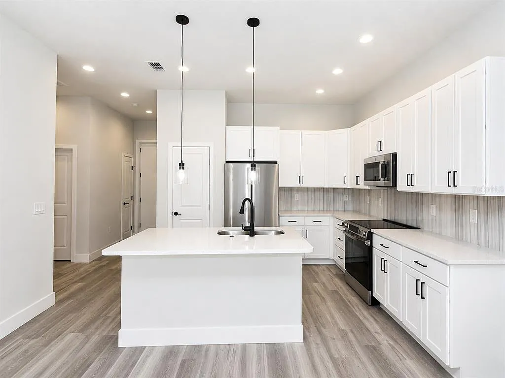 3 bed, 2.0 bath, 1299 sqft, $2,000 — Photo 3