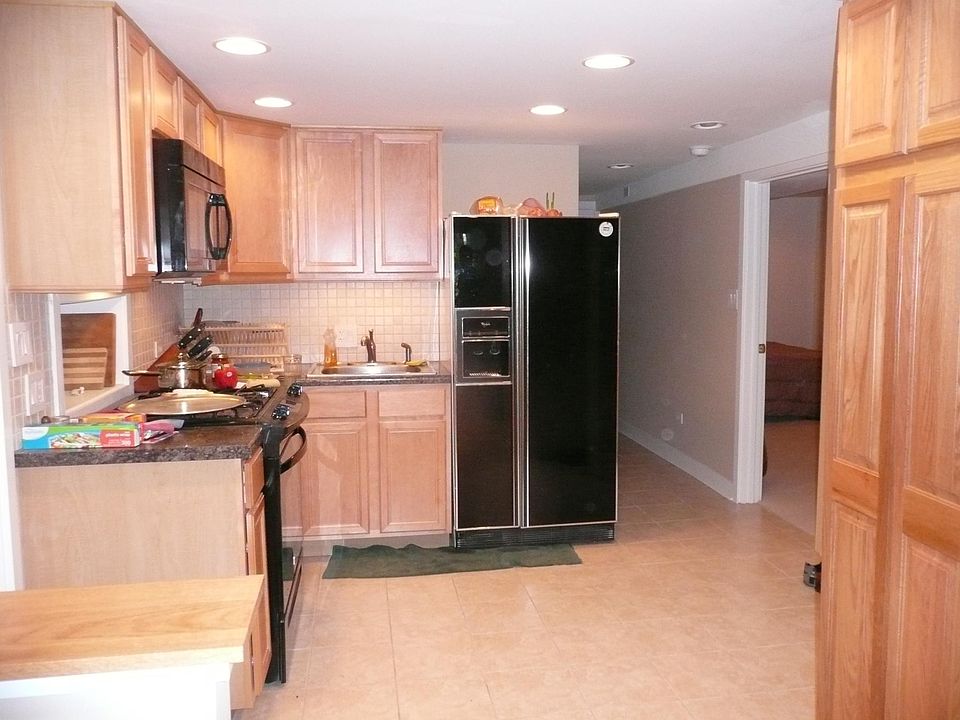 2nd image of 3128 N Kenmore Ave #Garden
