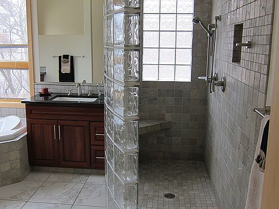 Master bath w/walk-in shower