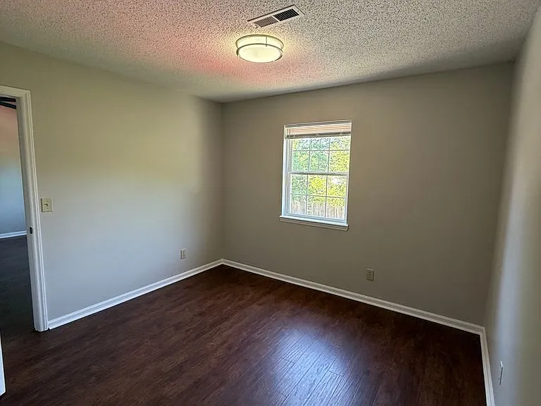1806 E Woods Ln — Photo 10