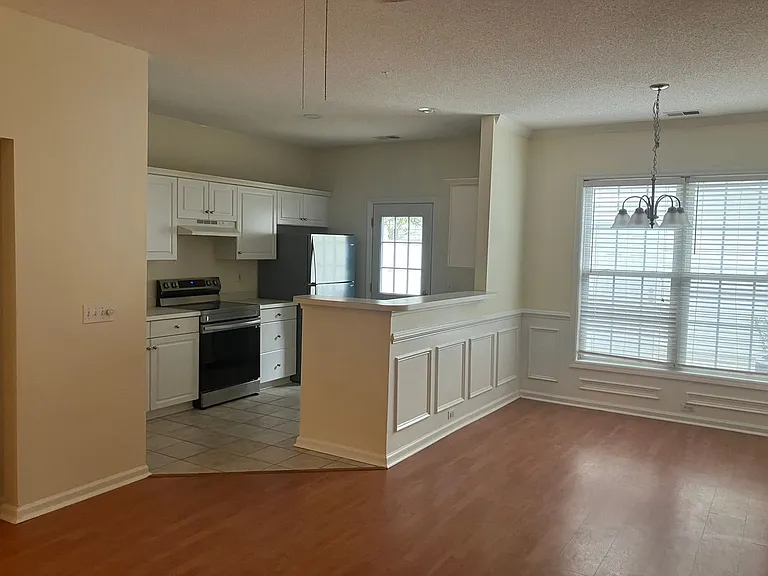 47 Regent Ave — Photo 2
