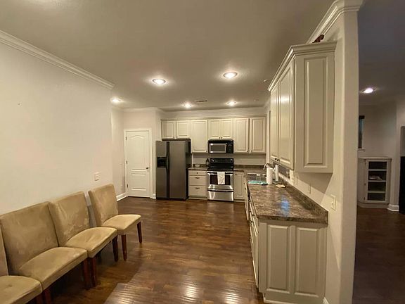 3rd image of 614 W Douglas St