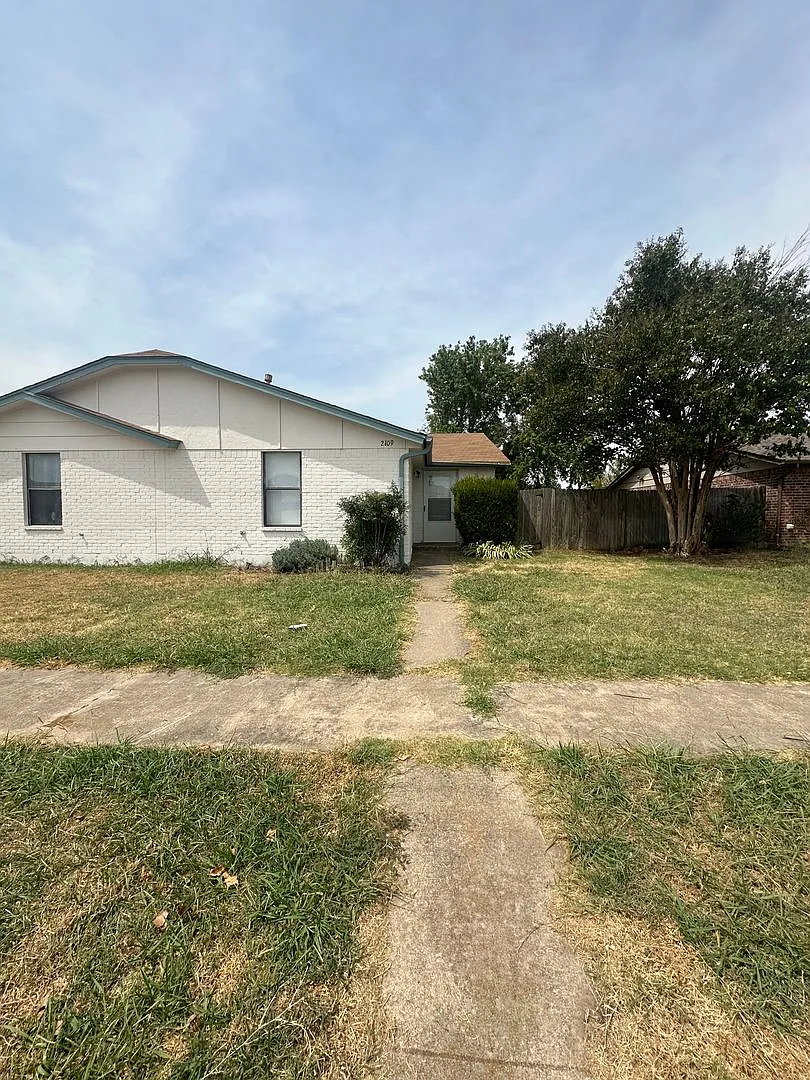 2 bed, 2 bath, Duplex with 1 car garage — Photo 1