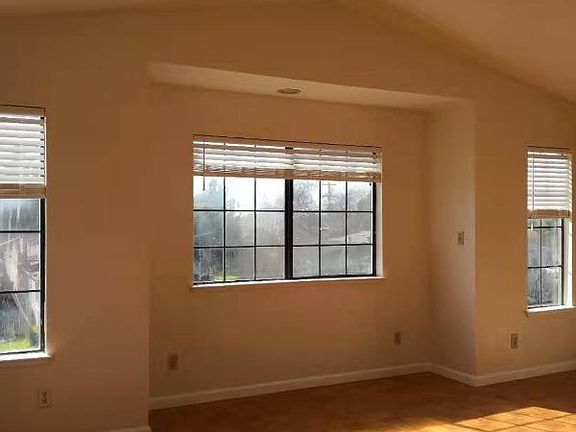 4th image of 3121 Roosevelt Ave