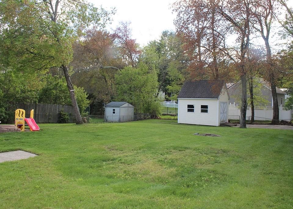 2nd image of 40 Brisson St