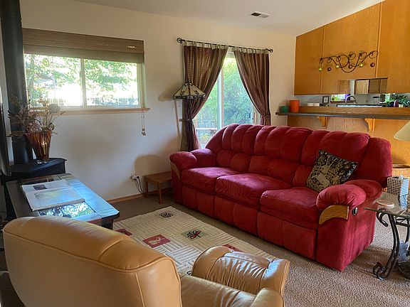 Living room w/ smart tv.