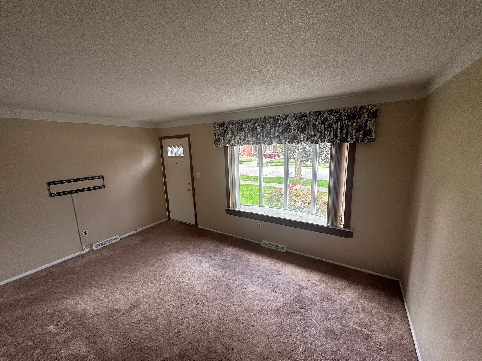 3 bed, 1625 sqft, $1,800 — Photo 2