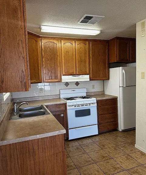 240 Val Verde St #B — Photo 5