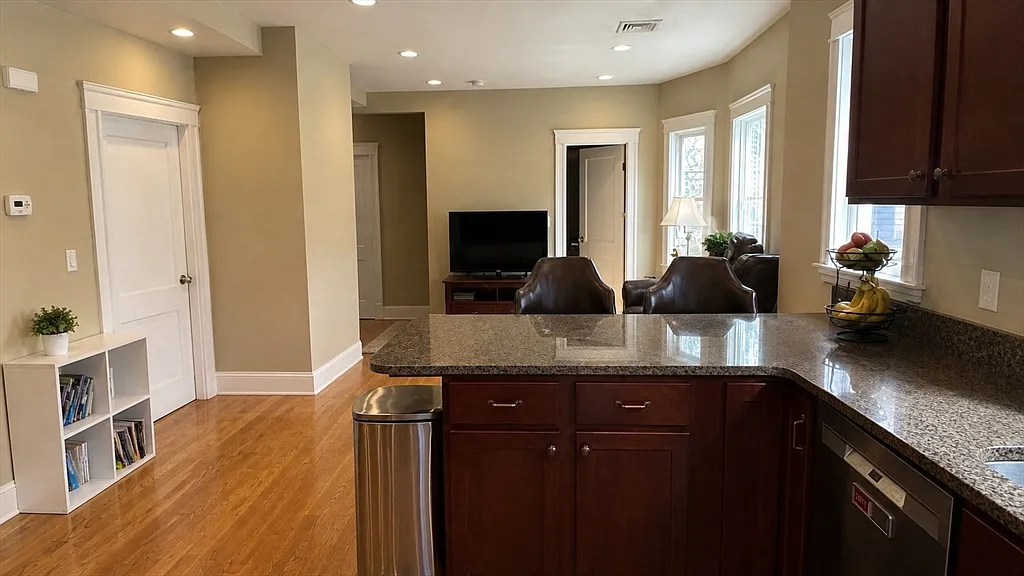 4 bed, 1.0 bath, 1250 sqft, $3,700 — Photo 2