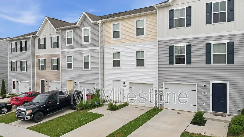3 bed, 2.5 bath, 1650 sqft, $1,780 — Photo 3