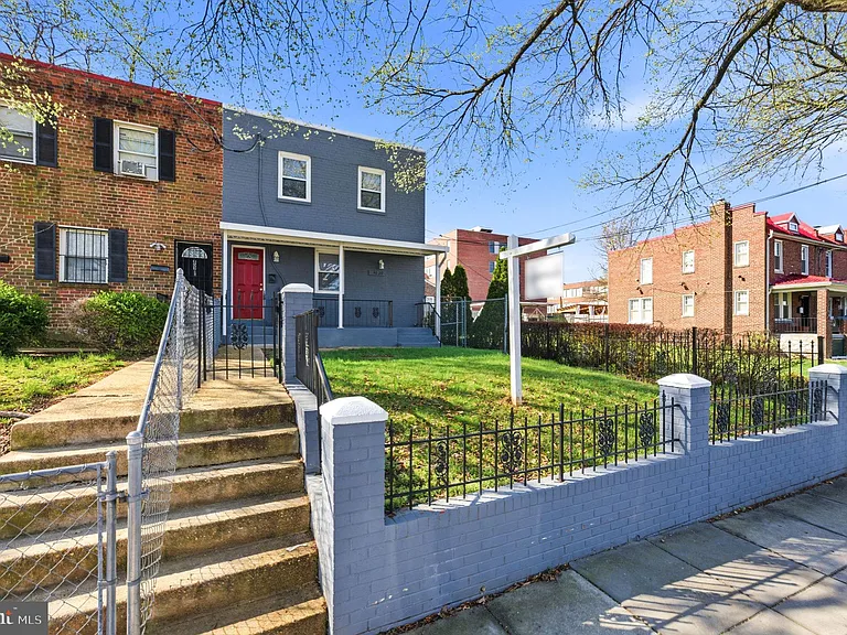 4029 Grant St NE — Photo 2