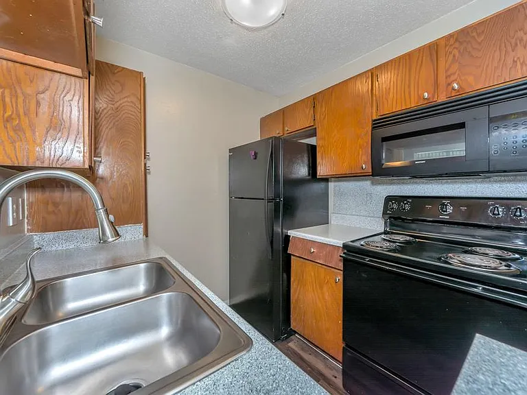Oak Meadow Apartments — Photo 3