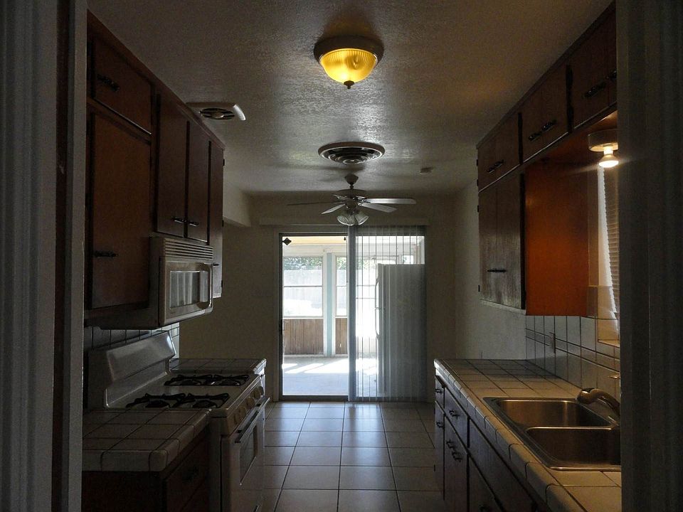 2nd image of 114 E 21st St