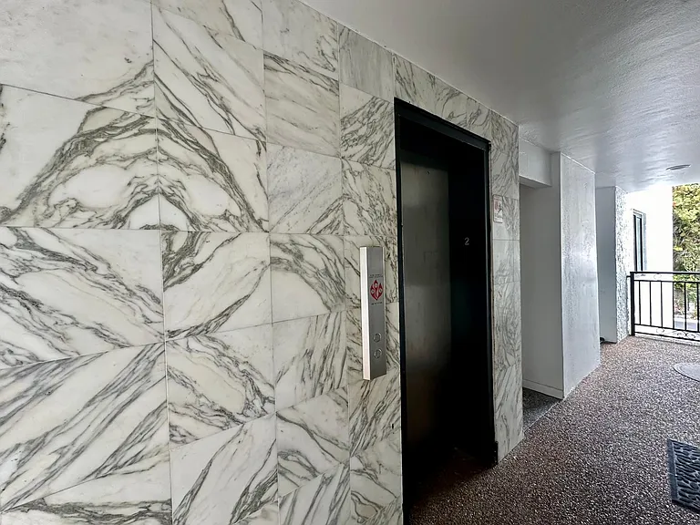 529 SW 4th St — Photo 24