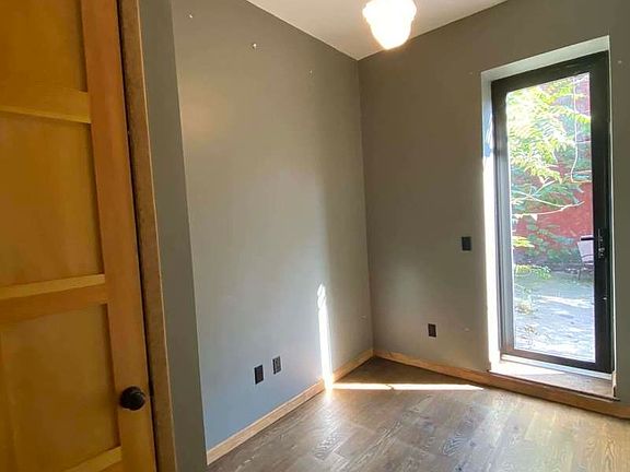 5th image of 194 Montrose Ave #1D