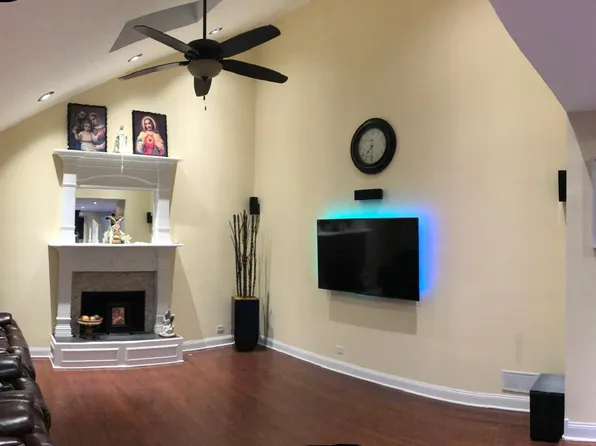 2727 Sweetbroom Ct, Naperville, IL 60564