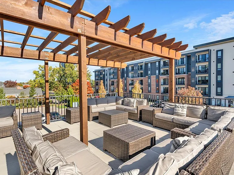 Waters Edge Apartments of Harbortown — Photo 29