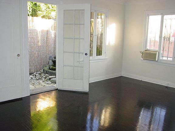 5th image of 828 N Fuller Ave