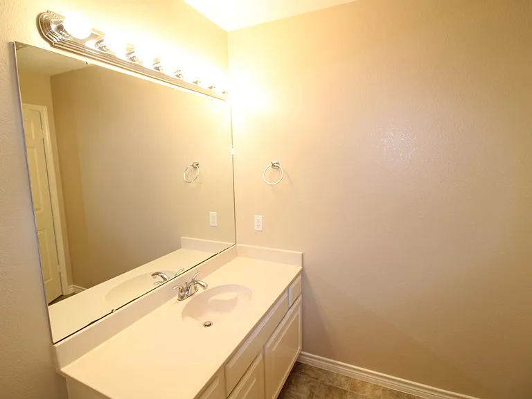 2718 Quebec Dr — Photo 13