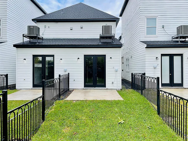 3255 Real St #B — Photo 7
