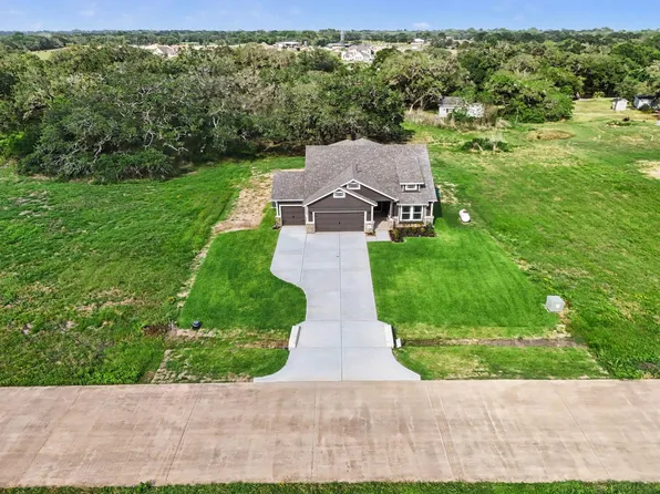 22 Red Barn Rd, Bay City, TX 77414